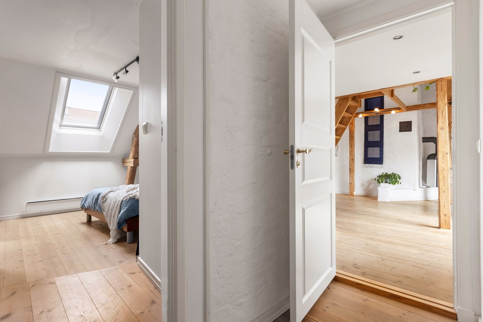 Tilbaketrukket hovedsoverom som ligger rett ved et baderom. Galleribilde