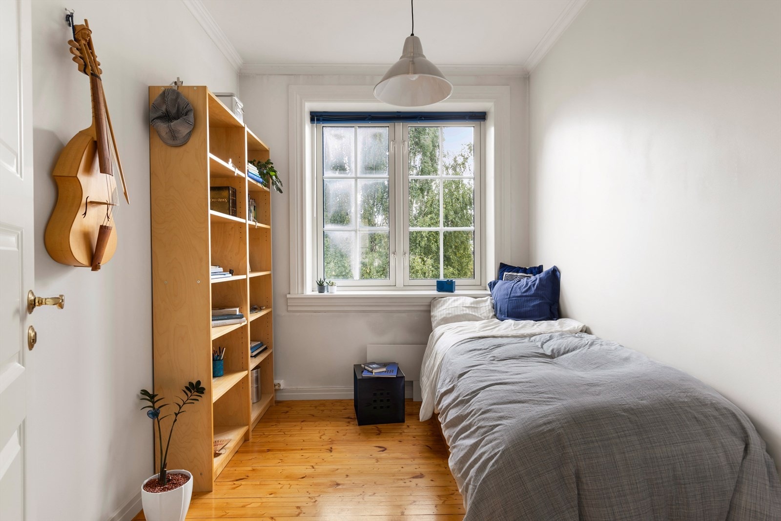 Begge soverommene ligger vendt mot den flotte bakgården. Det andre soverommet passer perfekt som gjesterom, hobbyrom eller til hjemmekontoret. Galleribilde