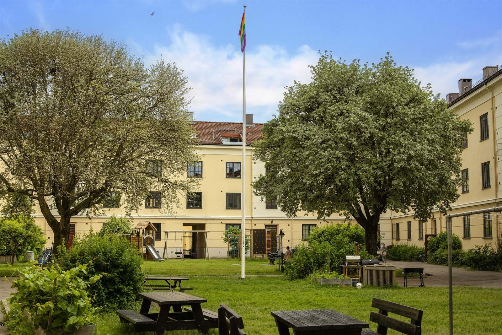 Bakgården er pent opparbeidet for store og små Galleribilde