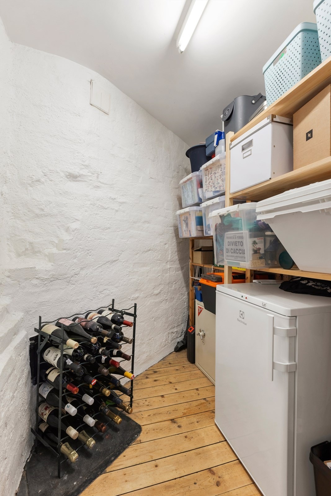 Leiligheten har også en innvendig bod i denne etasjen, samt en ekstern bod/privat tørkeloft i samme etasje. Galleribilde