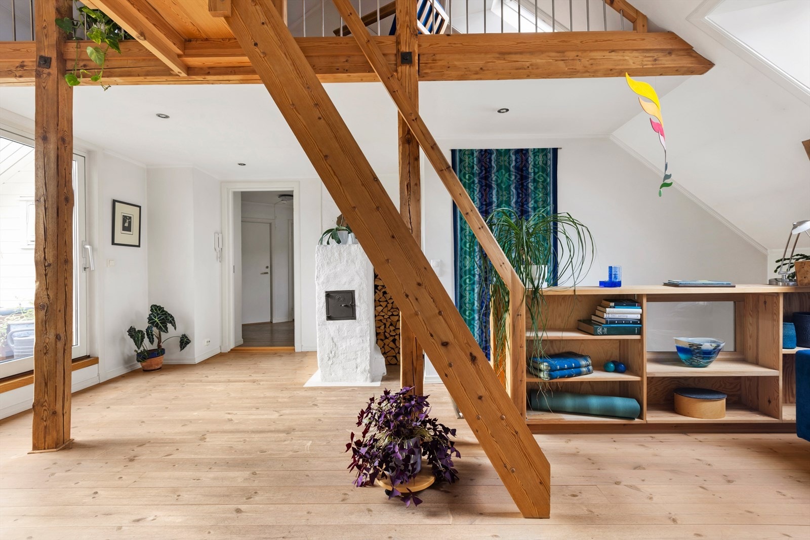 Leiligheten har en romslig, gjennomgående planløsning, og går over 2 plan + hems. Galleribilde
