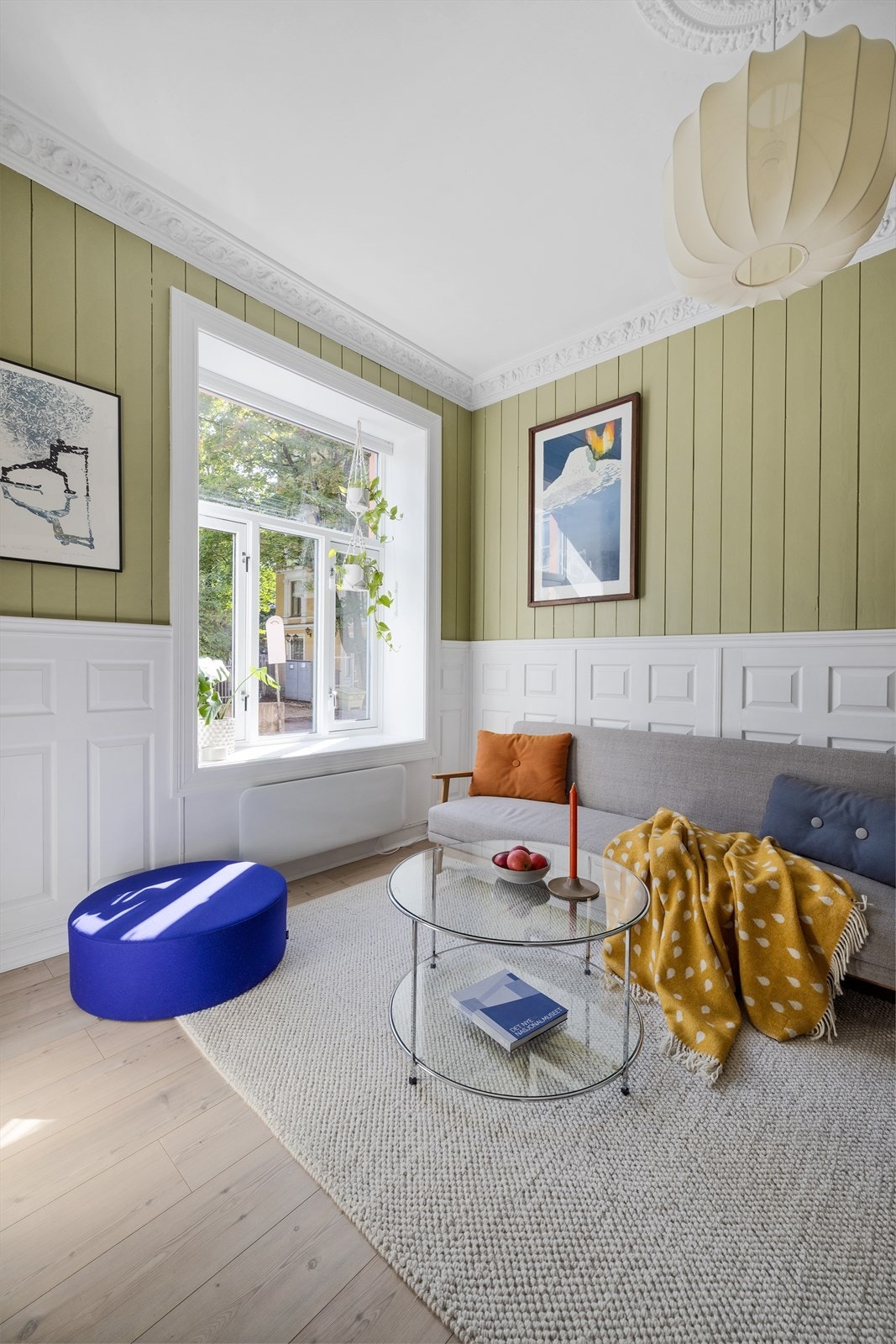 Store vindusflater sørger for naturlig lysinnslipp og en god atmosfære. Galleribilde