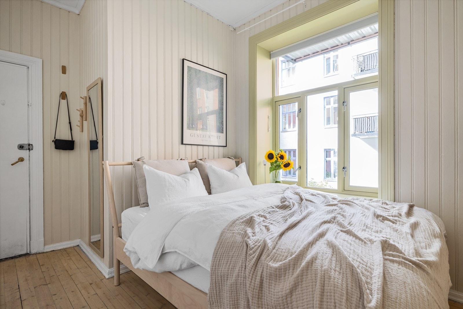 Soverommet vender ut mot rolig bakgård og byr på en genereøs størrelse. Galleribilde