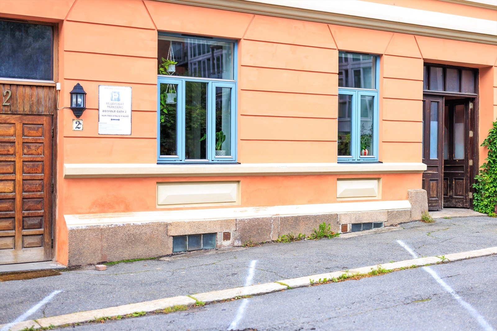 Utenfor bygården disponerer sameiet parkeringsplasser for de med bil. Galleribilde