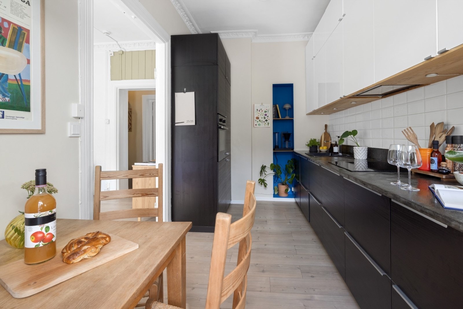Det er kjøl/fryseskap, oppvaskmaskin, komfyr, platetopp og komfyrvakt. Hvitevarer medfølger. Galleribilde