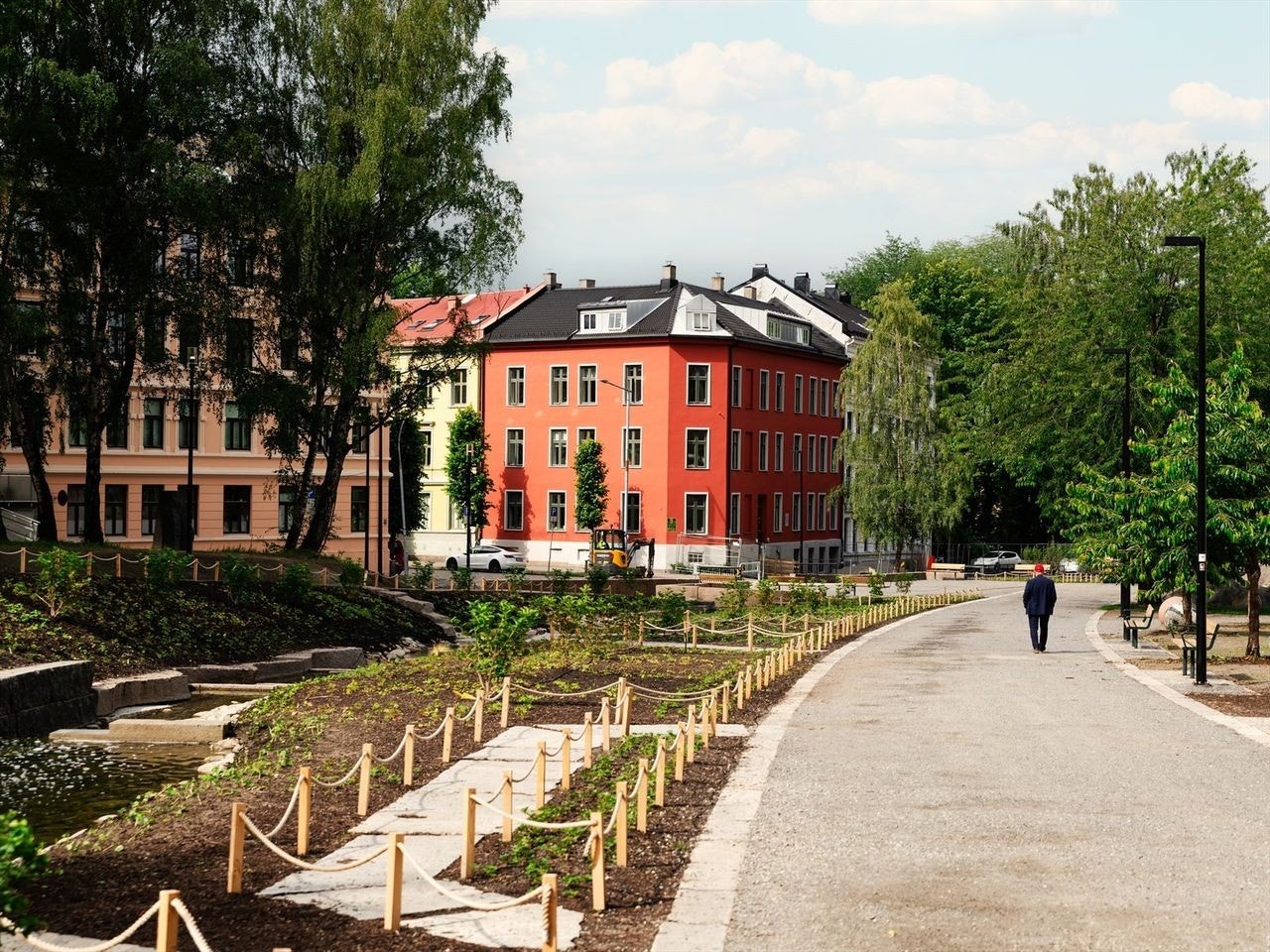 Rett ved boligen finner du nydelige Klosterenga park som nylig er oppgradert Galleribilde