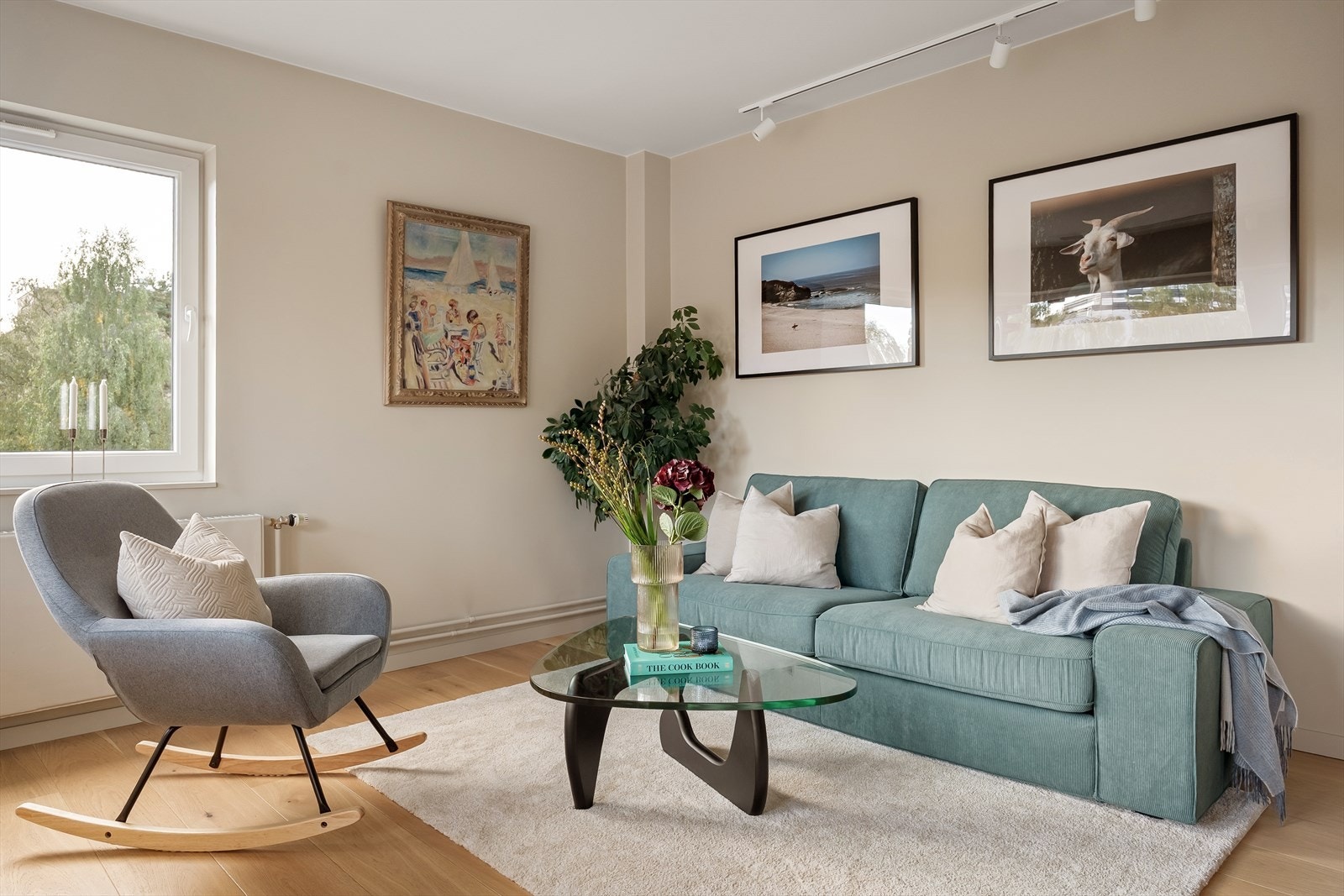 Boligen oppvarmes med vannbåren radiatorvarme i alle oppholdsrom Galleribilde