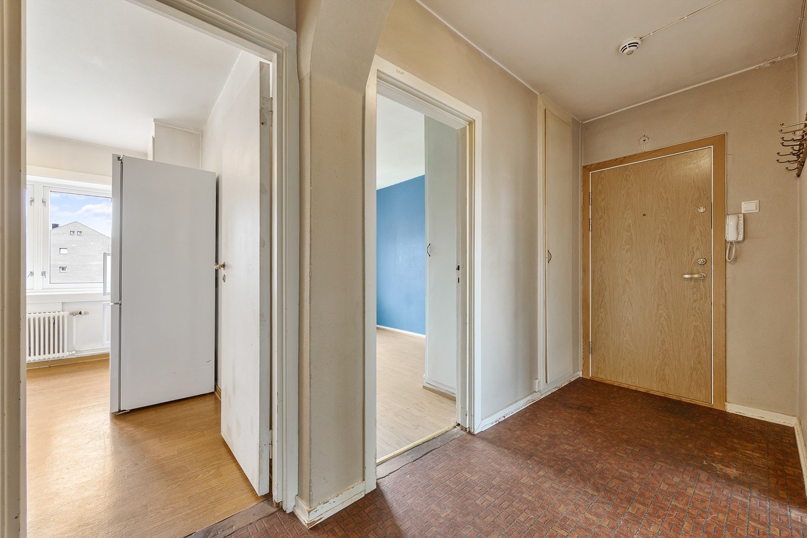 Leiligheten har en romslig gang med adkomst fra byggets felles trappegang. Galleribilde