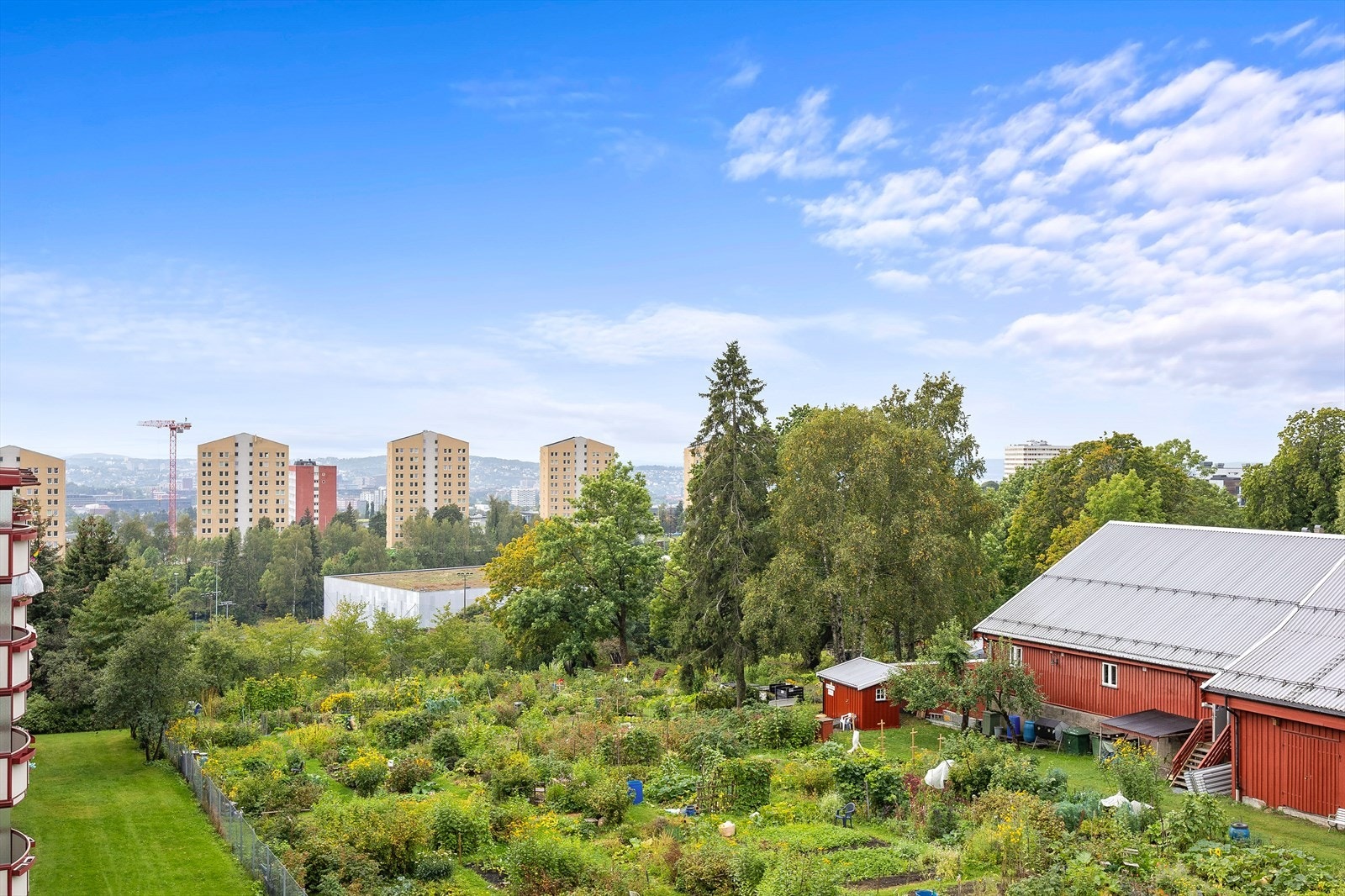 Utsikten fra balkongen, mot Årvoll gård. Galleribilde