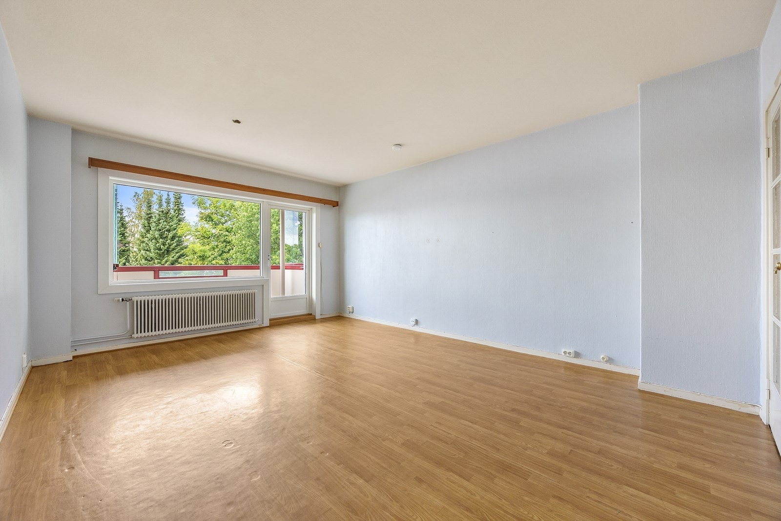 Stor vindusflate som slipper inn rikelig naturlig lys. Galleribilde