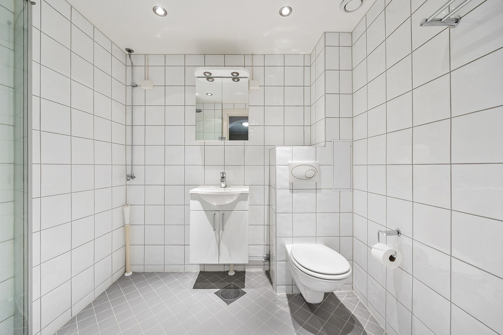 Lyst og pent flislagt baderom som ble renovert i regi av borettslaget i 2009. Galleribilde