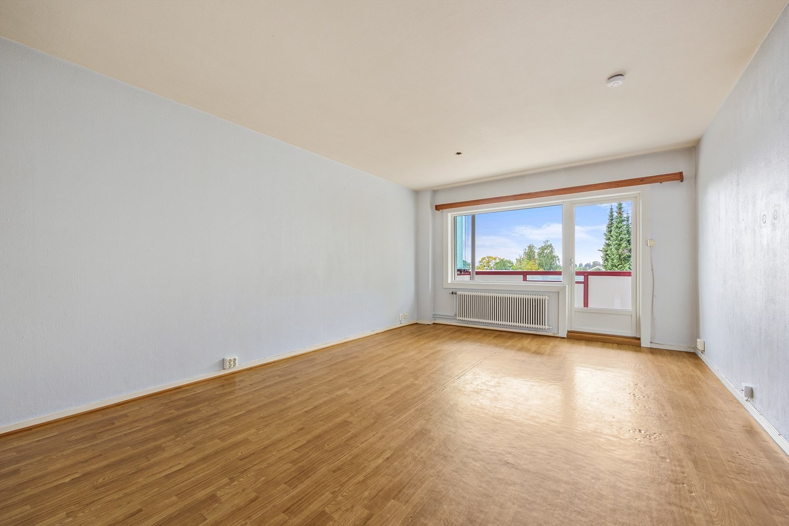 Romslig stue med plass til både spisegruppe og sittegruppe. Galleribilde