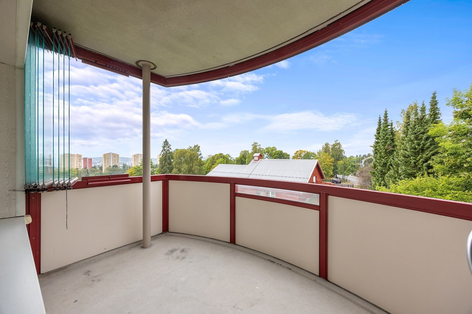 Balkongens innglassingen kan skyves ut til siden. Galleribilde