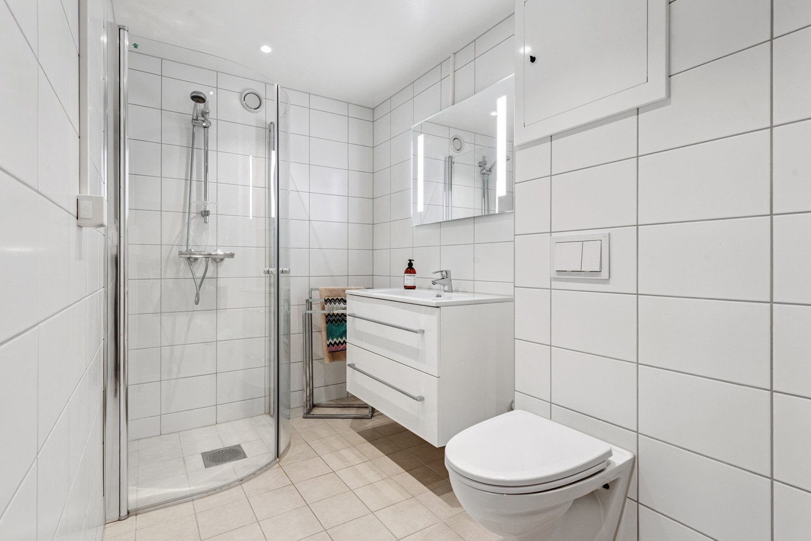 Delikat flislagt bad og vaskerom rehabilitert i regi av borettslaget. Badet er flislagt med downlights i tak og varme i gulv. Galleribilde