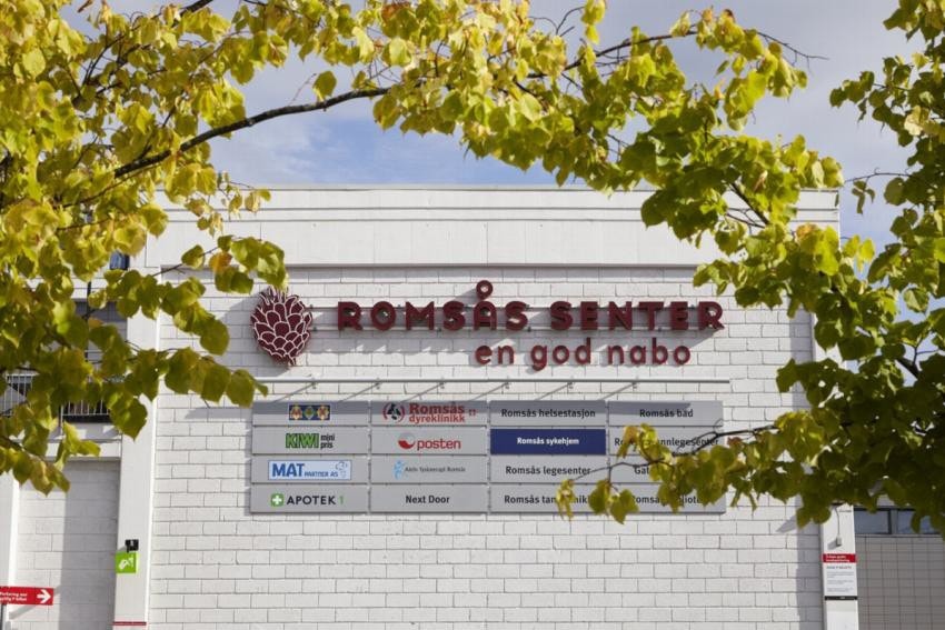 Romsås Senter. Her finner man legesenter, tannlege, svømmehall, butikker og t-bane mm. Galleribilde