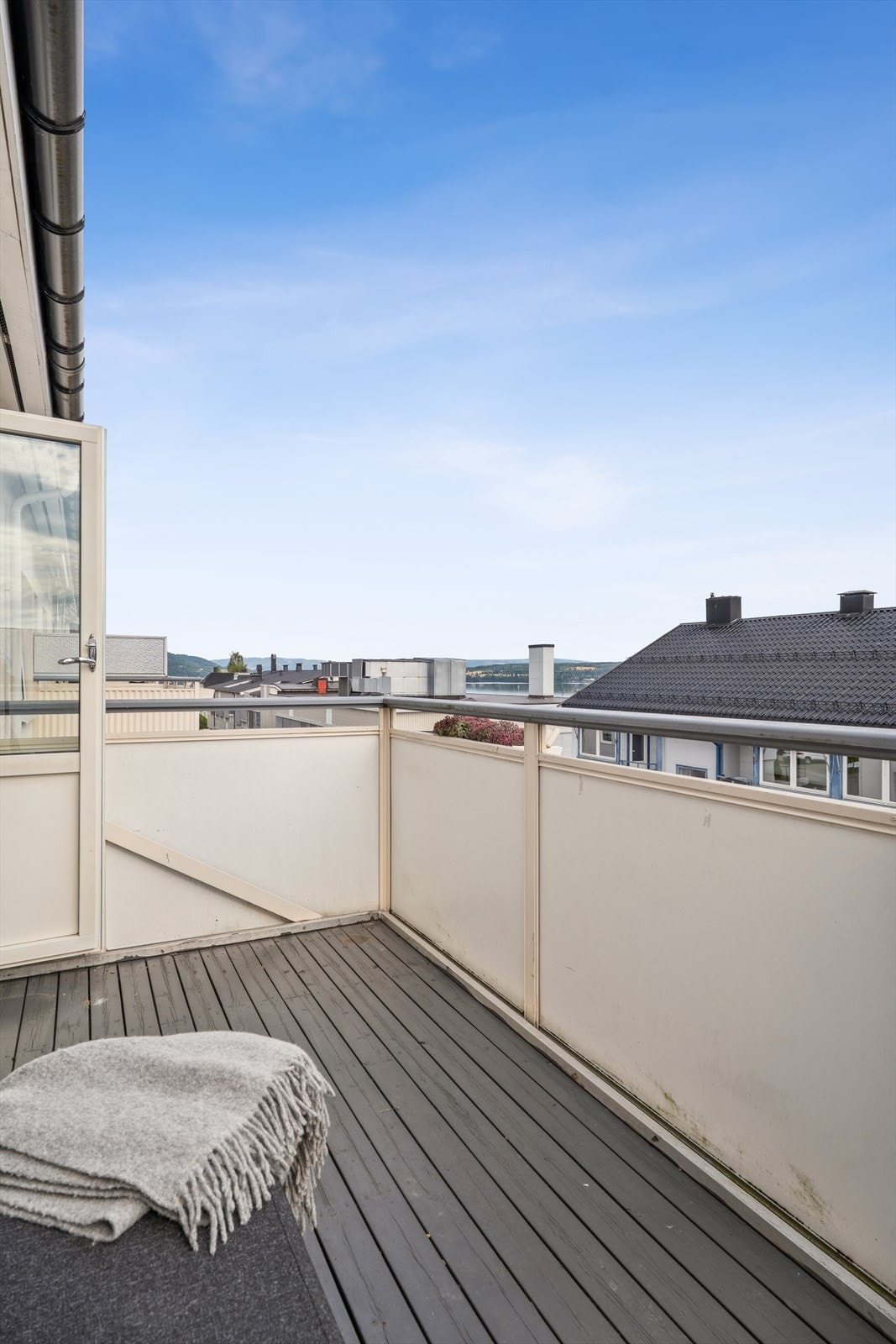 Nyt morgenkaffen og utsikten på balkongen. Galleribilde