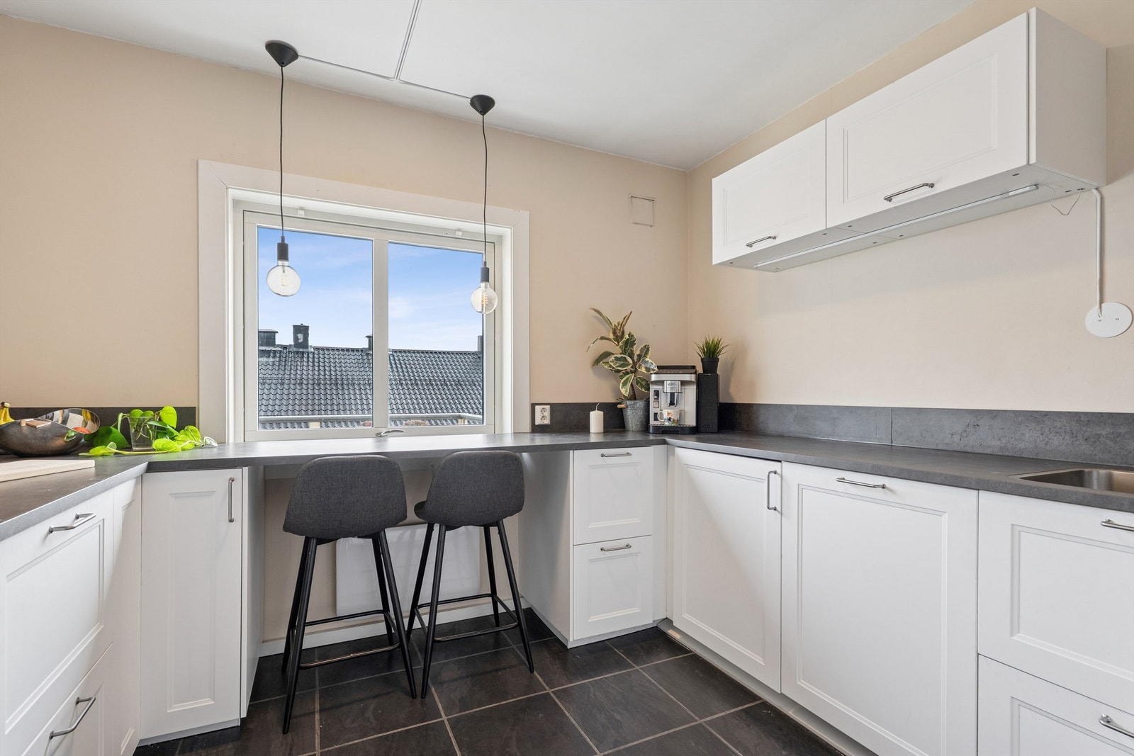 Varmtvannsberederen på ca. 120 liter fra 2022 er praktisk plassert i kjøkkenbenken. Galleribilde