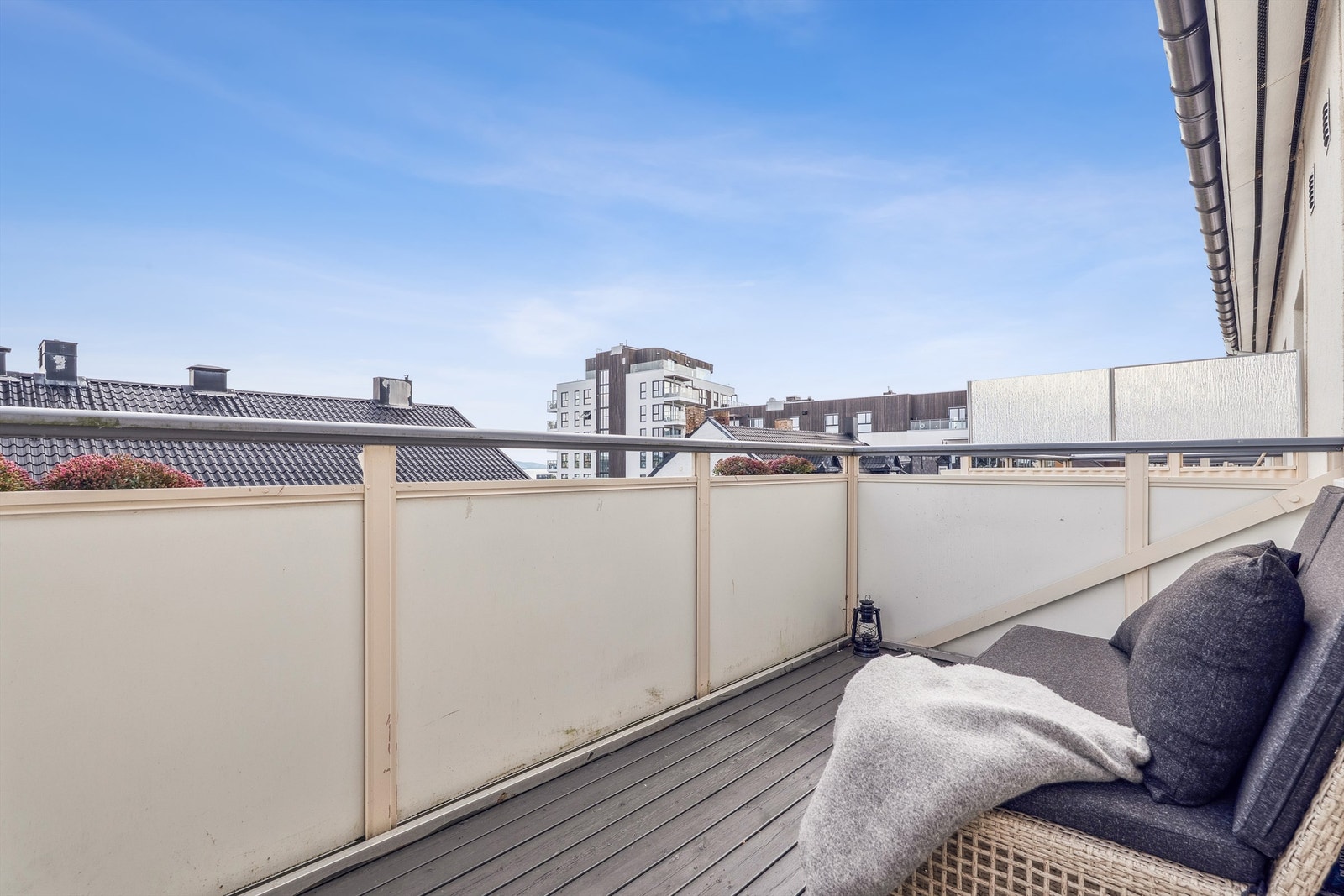 Østvendt balkong på 6m² med utgang fra stuen. Galleribilde