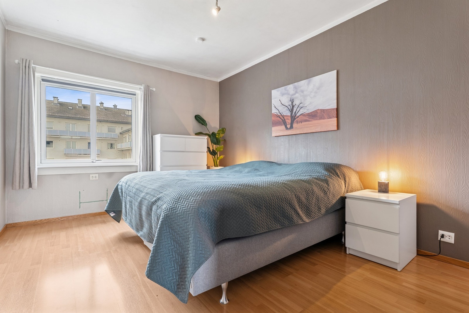 Romslig hovedsoverom med god plass til dobbeltseng og oppbevaringsmøbler. Galleribilde