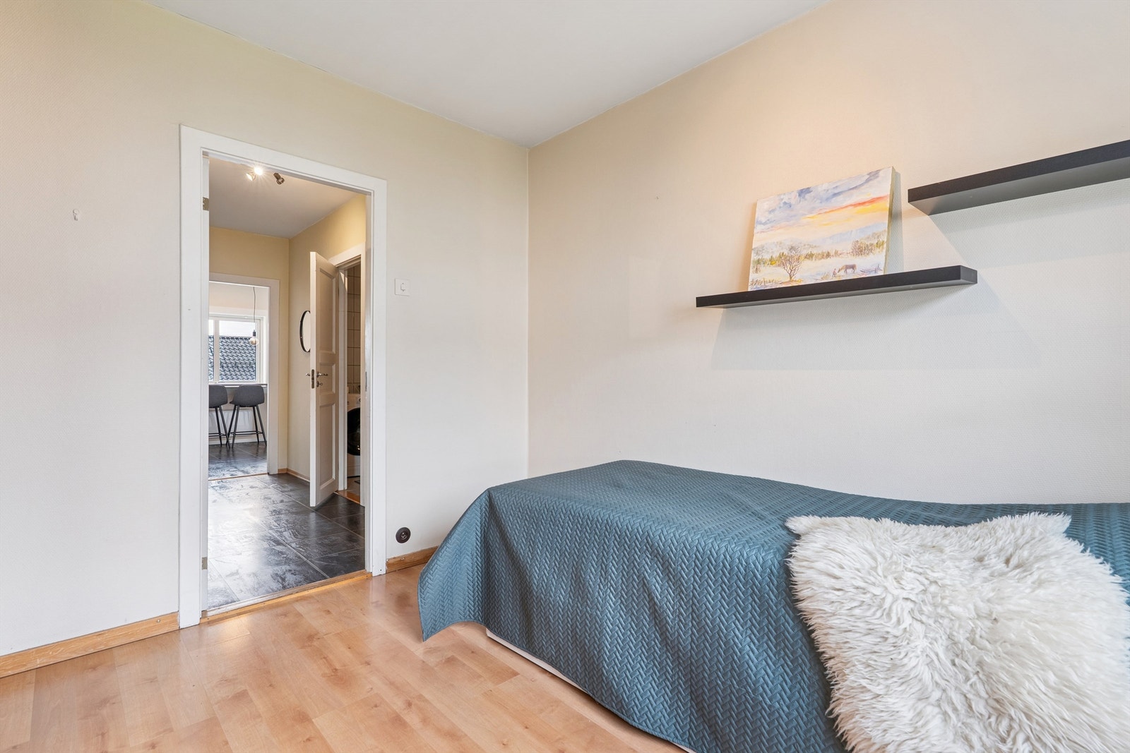 Et praktisk rom med laminatgulv og gode møbleringsmuligheter etter eget ønske. Galleribilde