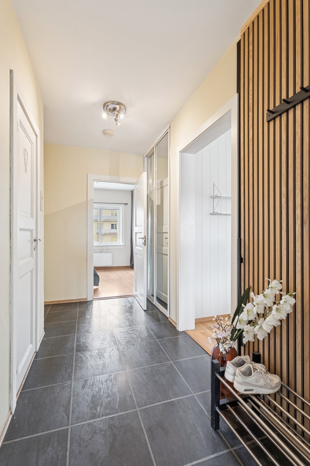 Innbydende entré med moderne spilevegg, oppgradert med nye overflater i 2024. Galleribilde
