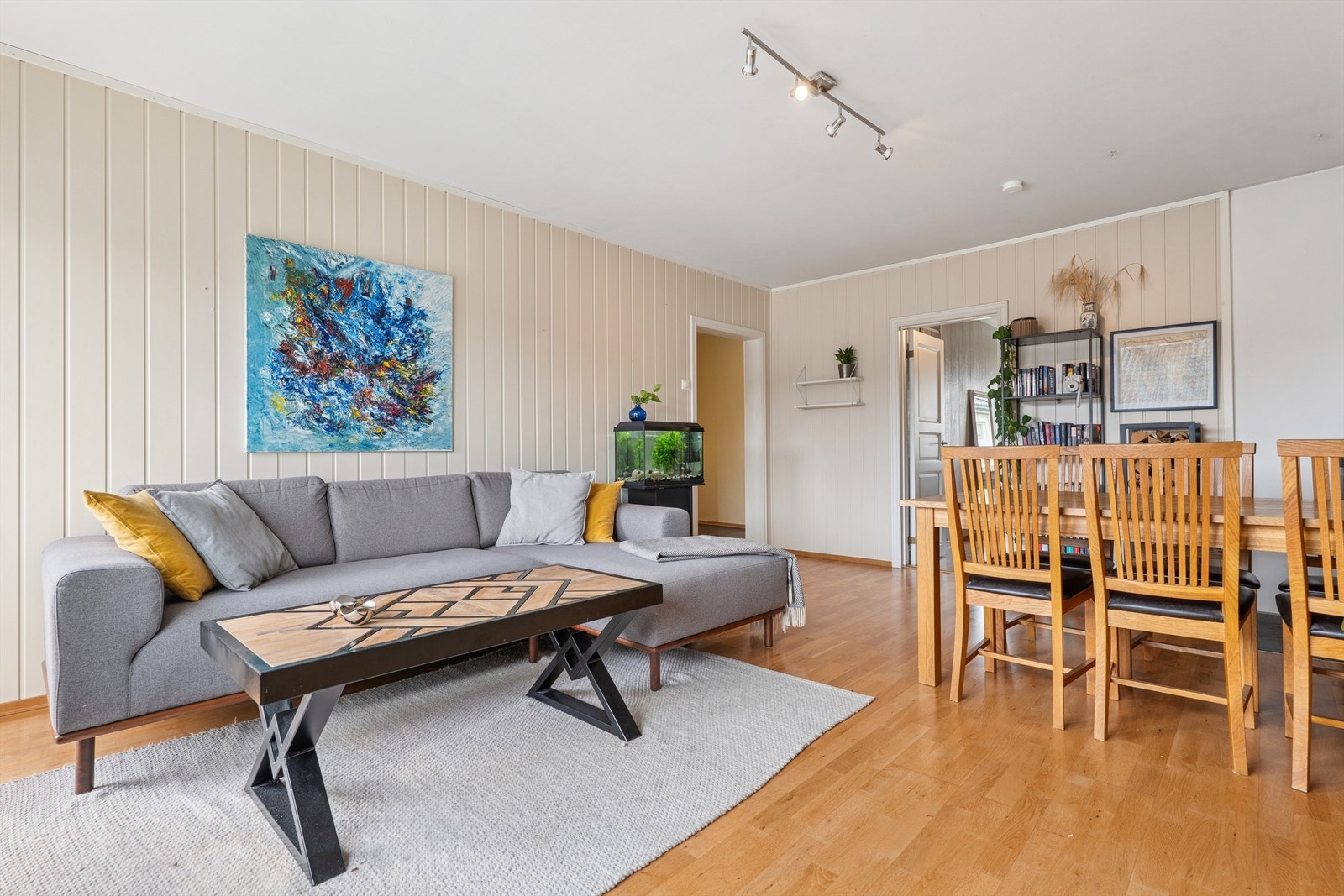 Romslig stue med fleksible møbleringsmuligheter. Galleribilde