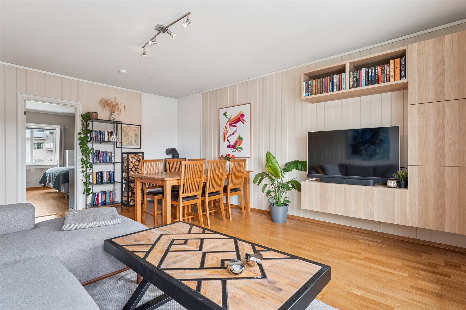 Fra stuen er det enkel tilgang til leilighetens to soverom. Galleribilde