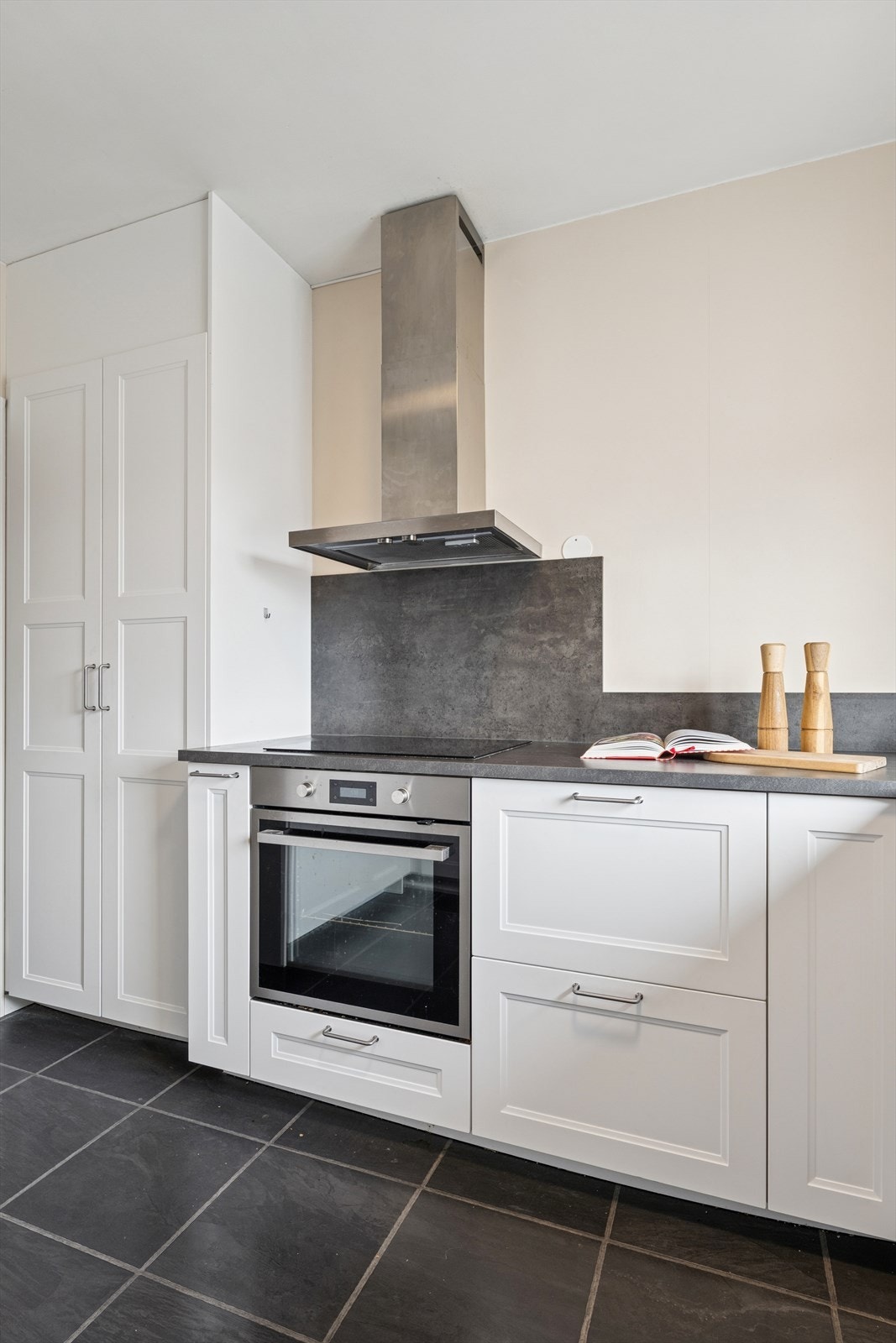 Kjøkkeninnredning fra 2022 med profilerte fronter. Galleribilde