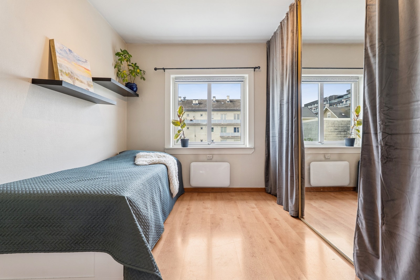 Leilighetens andre soverom, ideelt som barnerom, gjesterom eller hjemmekontor. Galleribilde