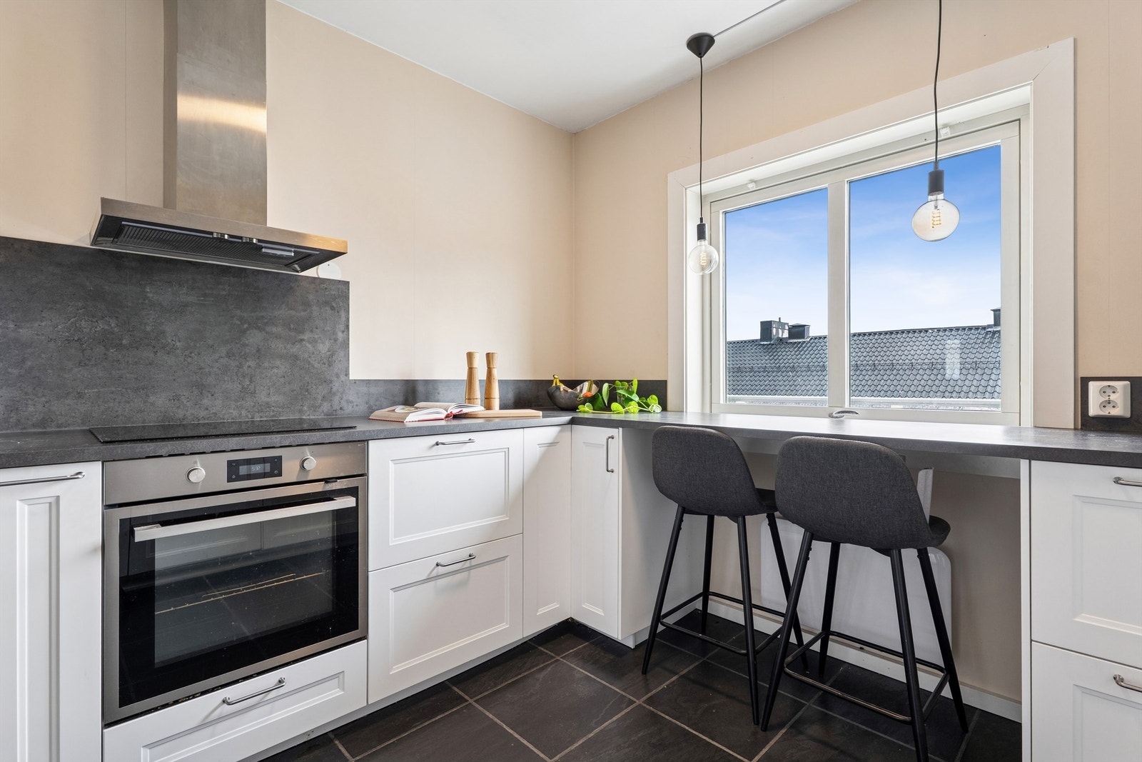 Kjøkkenet ble fornyet i 2022 og har en praktisk barløsning for raske måltider. Galleribilde