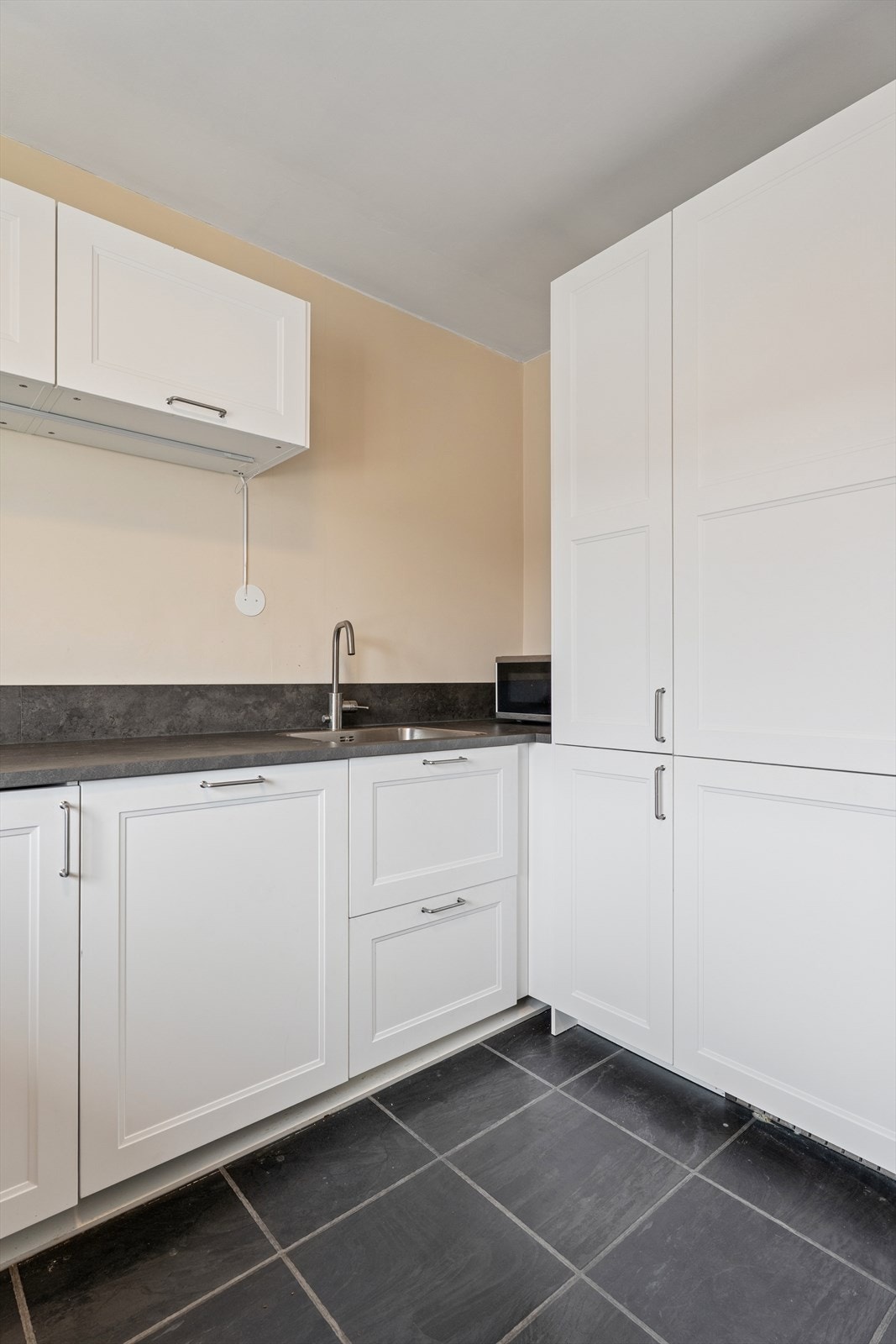 Godt med skapplass og integrerte hvitevarer for en ryddig og funksjonell hverdag. Galleribilde