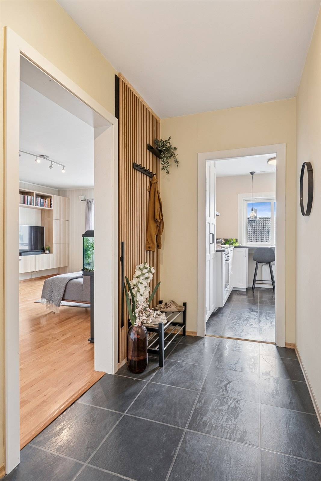 Entréen gir et godt førsteinntrykk og leder naturlig videre til leilighetens øvrige rom. Galleribilde