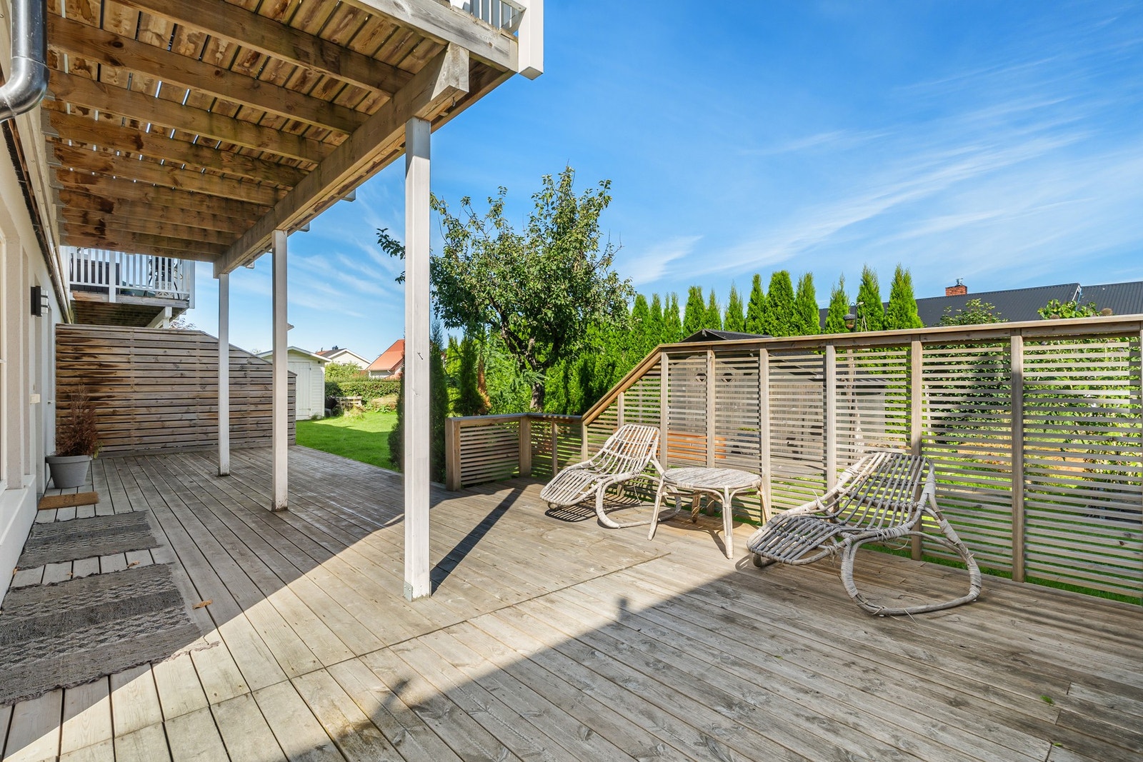Uteområdet er etablert med terrasseområde og grøntarealer. Galleribilde