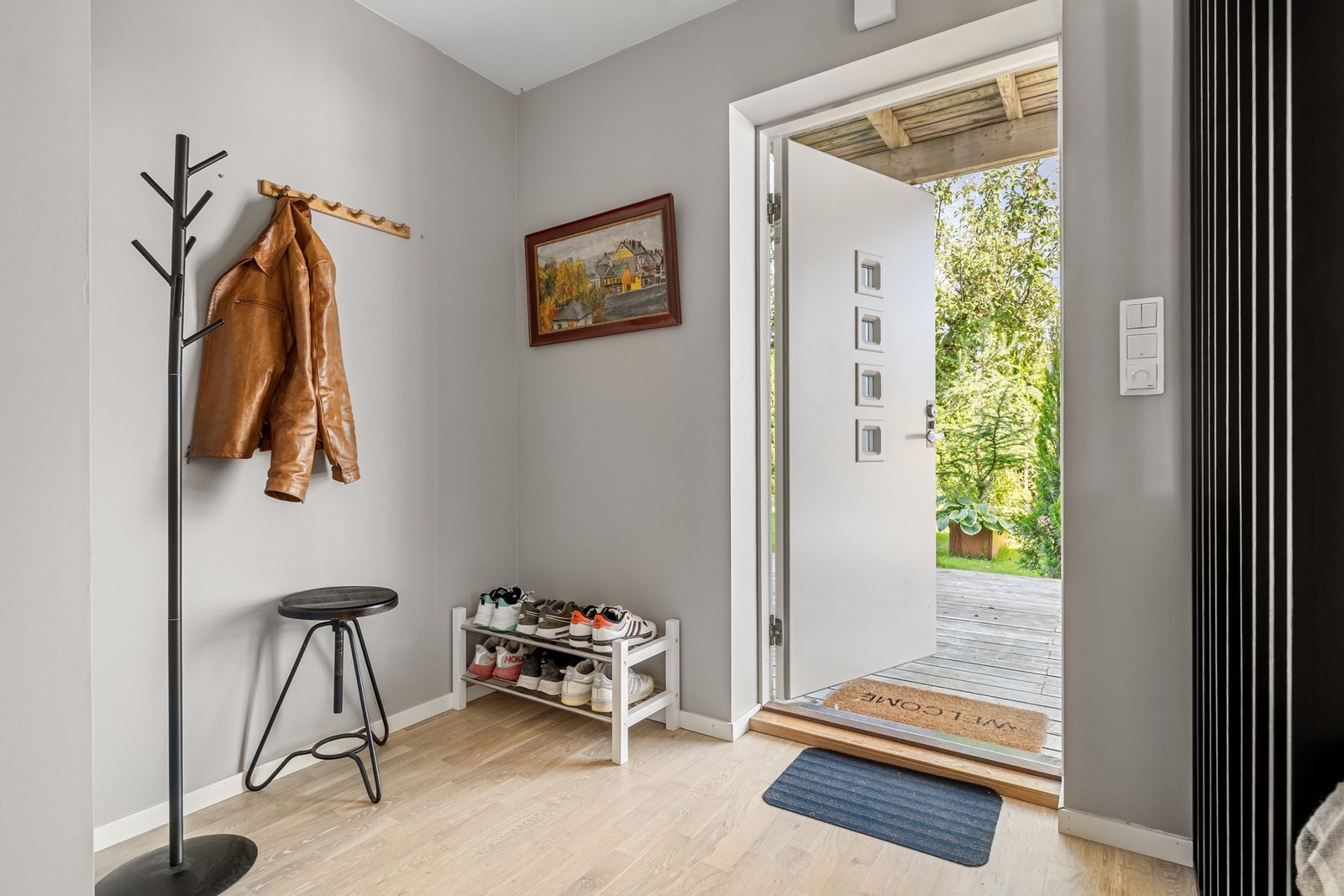 En innbydende entré ønsker deg velkommen hjem. Her er det god plass til å henge fra seg yttertøy. Entré måler 3,5m². Galleribilde