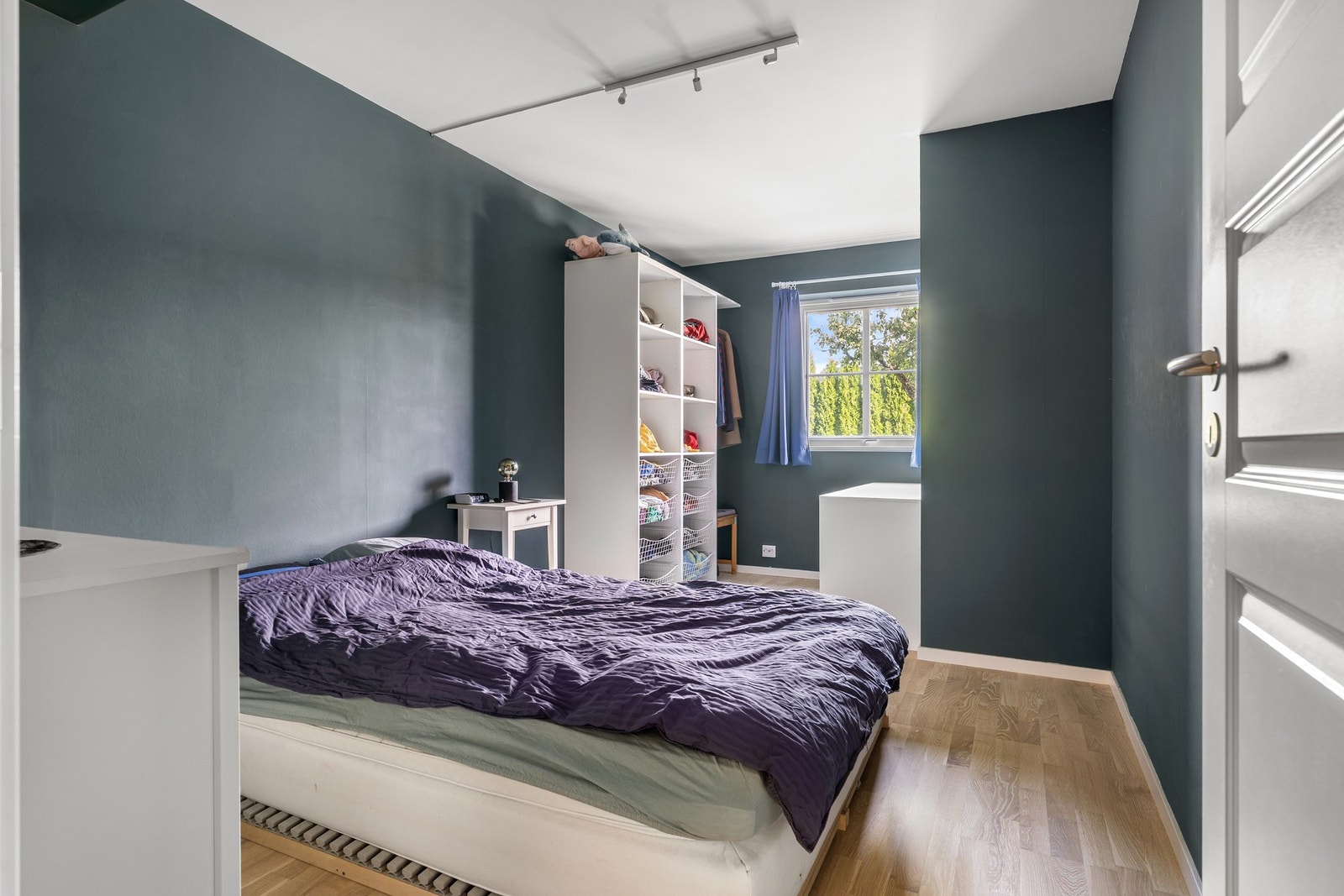 Hovedsoverommet måler hele 12m² og har god plass til ønsket soveromsmøblement. Galleribilde