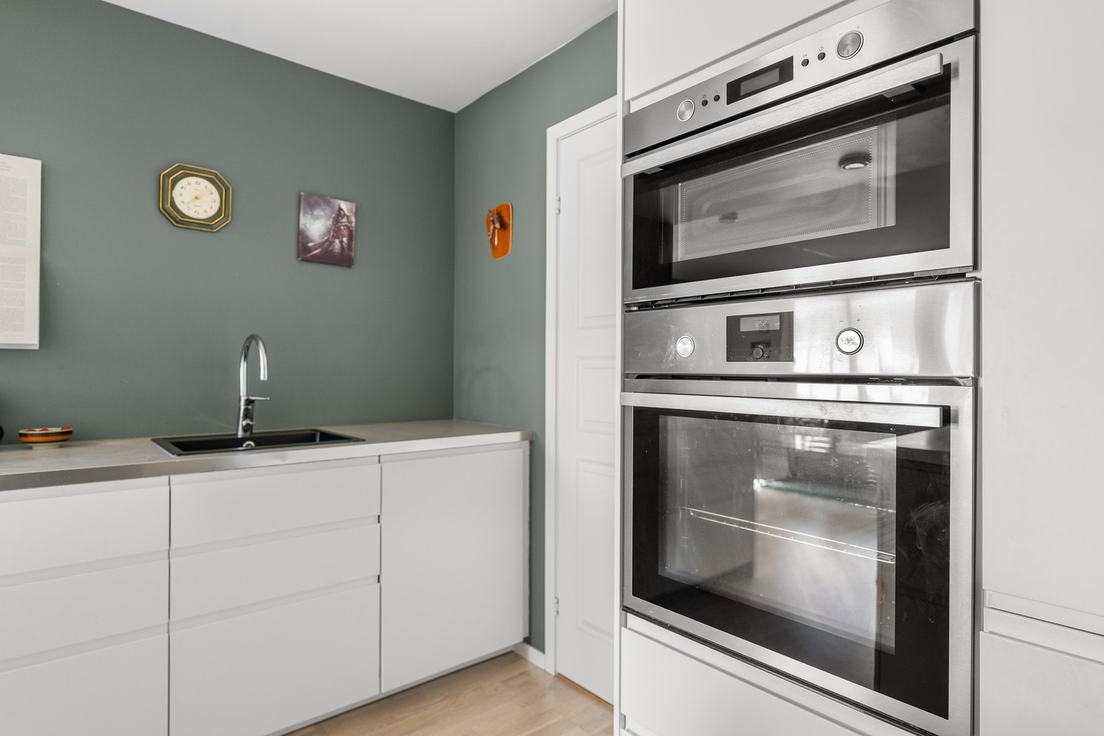 Ovn er praktisk plassert i arbeidshøyde. av inventar finnes Ventilator, Integrert platetopp, stekeovn, mikrobølgeovn, kjøl/fryseskap og oppvaskmaskin. Galleribilde