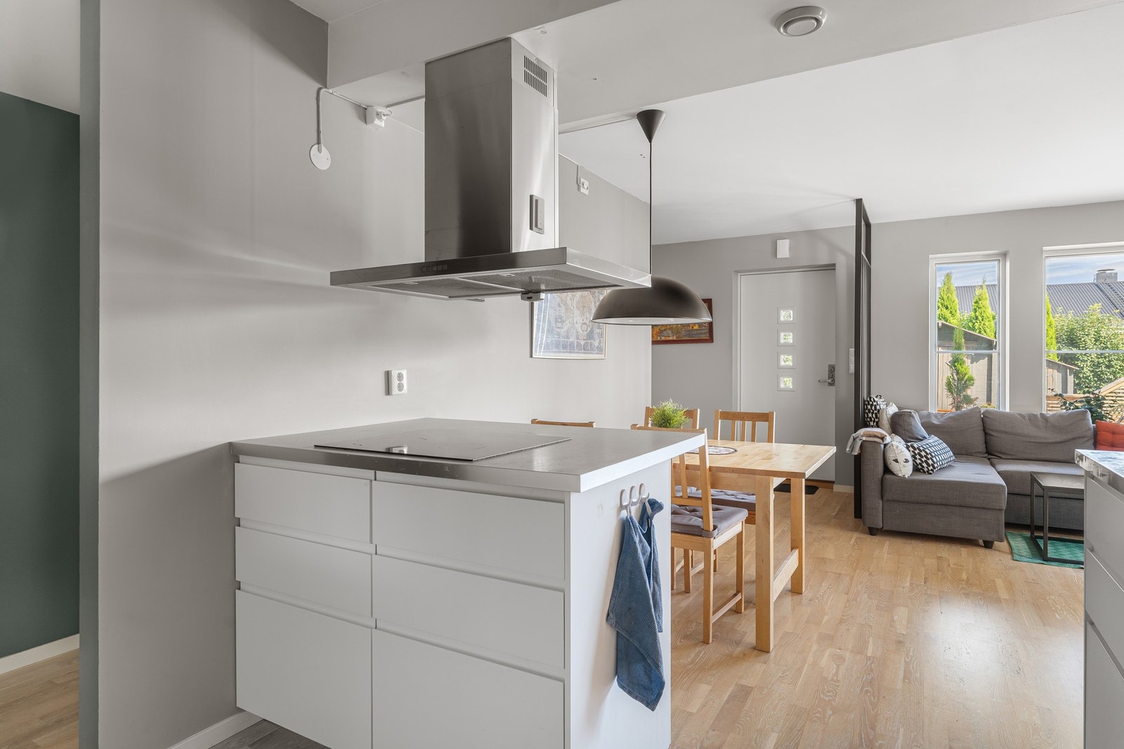 Det er også etablert en praktisk kjøkken-øy med bar løsning. Kjøkkenet måler 10,1m². Galleribilde