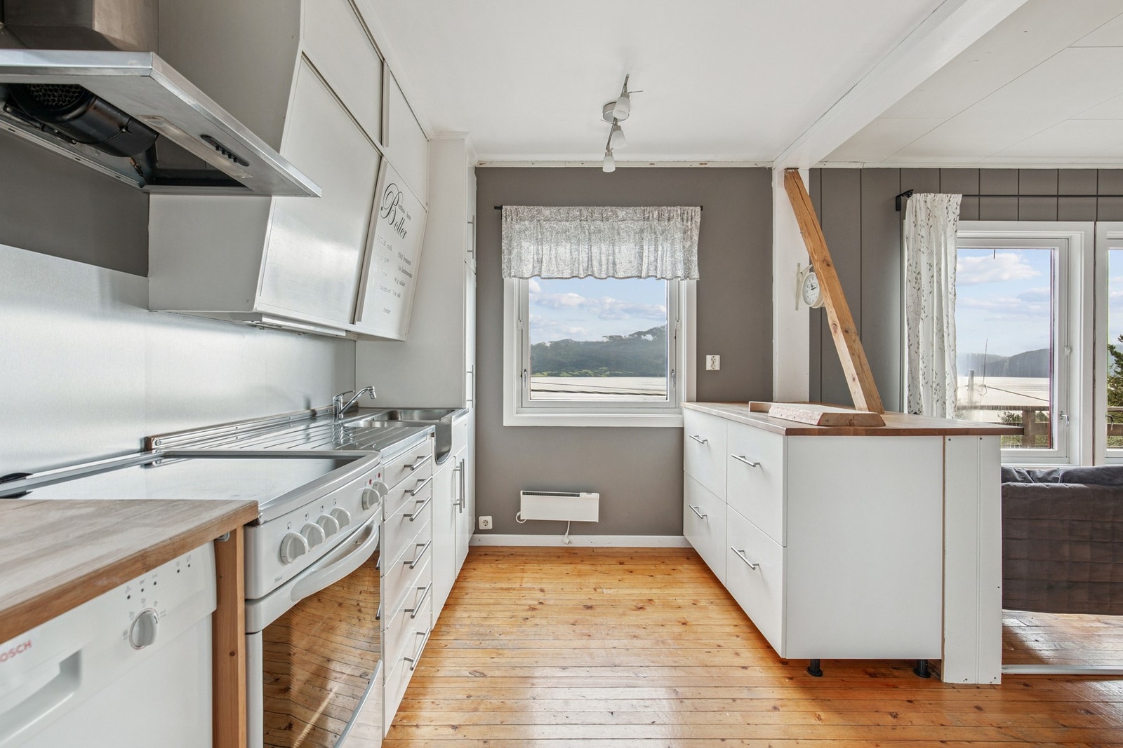 Kjøkken i åpen løsning mot stuen Galleribilde