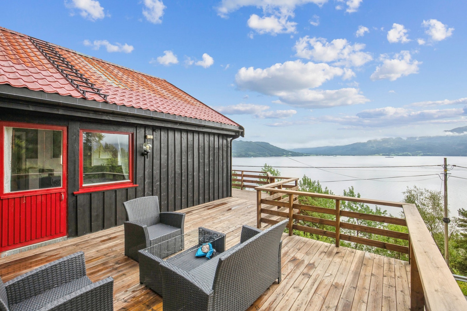 Stor terrasse med praktisk adkomst fra stuen Galleribilde