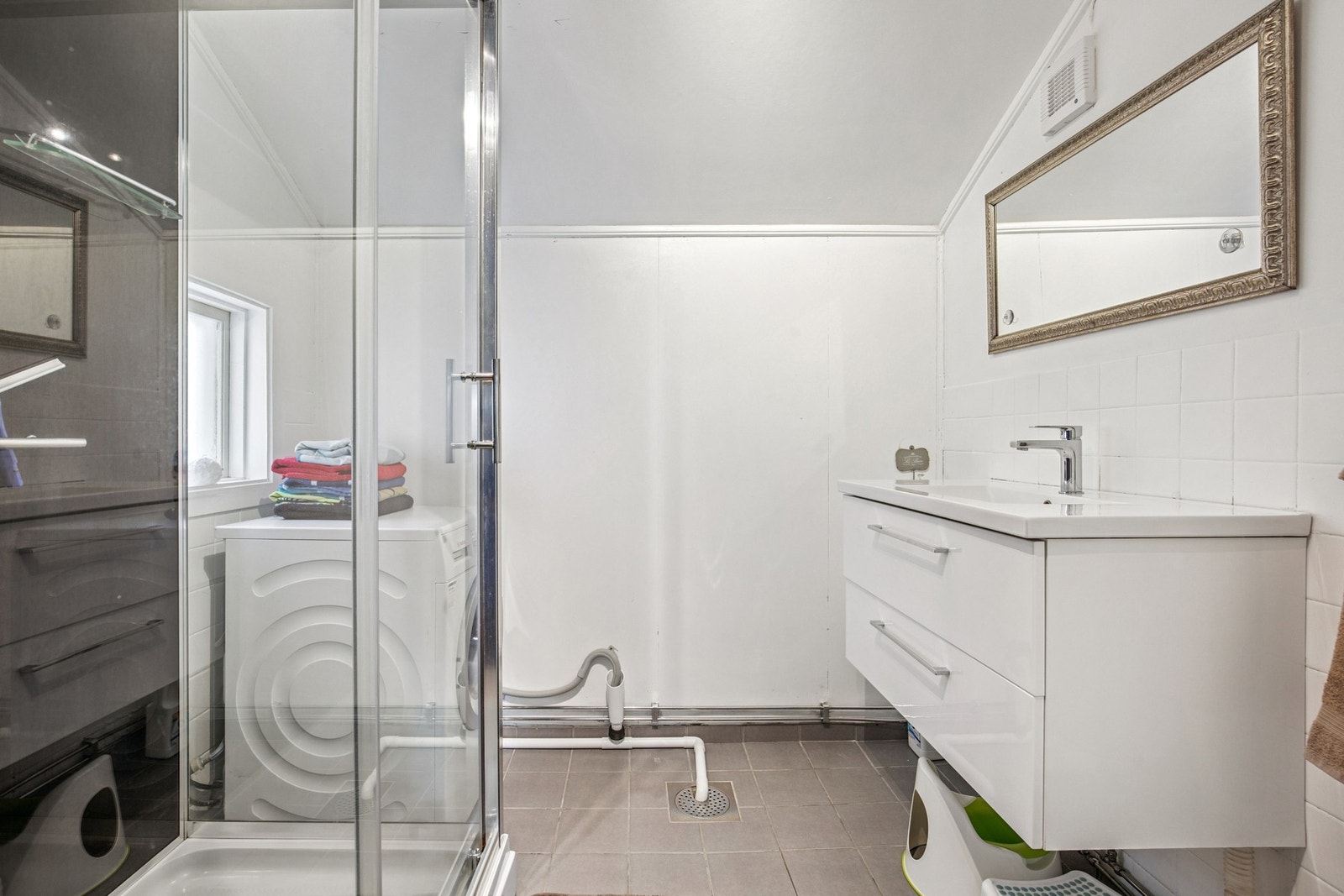 Bad med opplegg for vaskemaskin Galleribilde