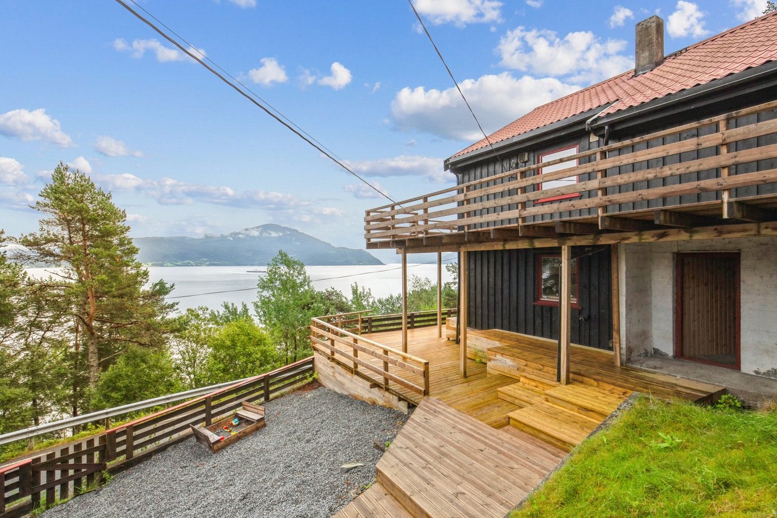 Stor markterrasse. ( strømledninger vil bli flyttet) Galleribilde