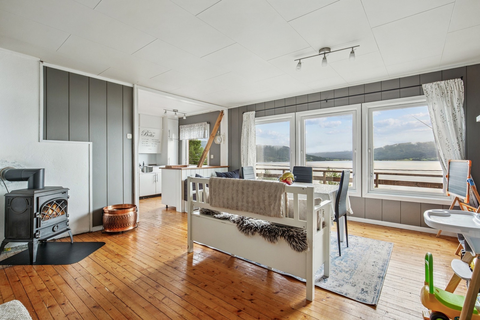 Lys og trivelig stue med nydelig utsikt Galleribilde