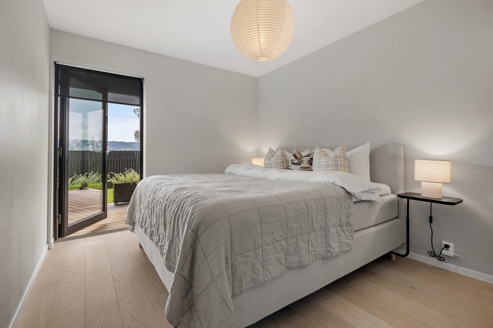 Det er tre soverom i boligens underetasje, her fra hovedsoverommet som har dør ut til platting. Galleribilde