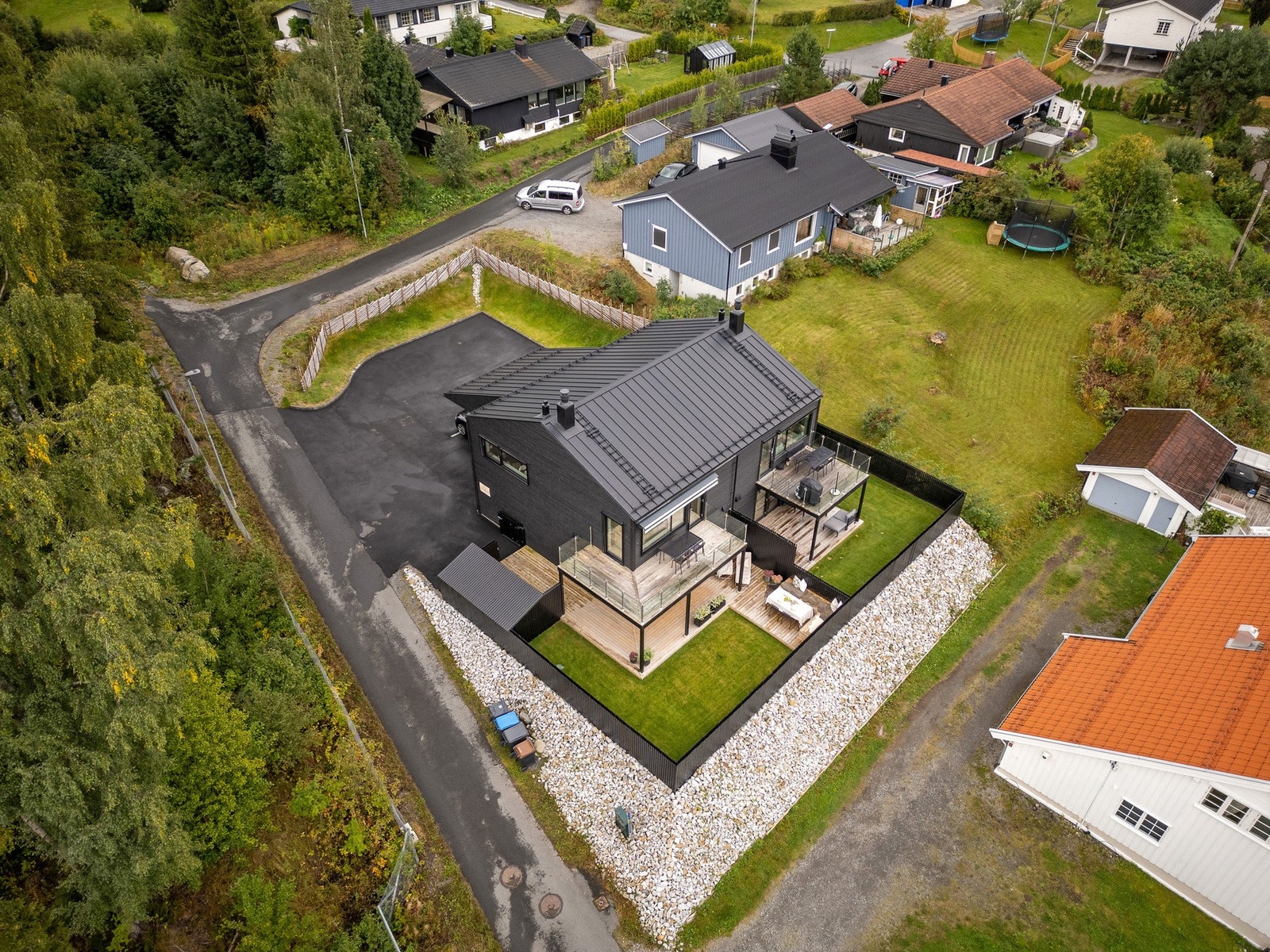 Hagen er delt i to med et naturlig skille. Hver halvpart benytter sin naturlige side av tomten. Galleribilde