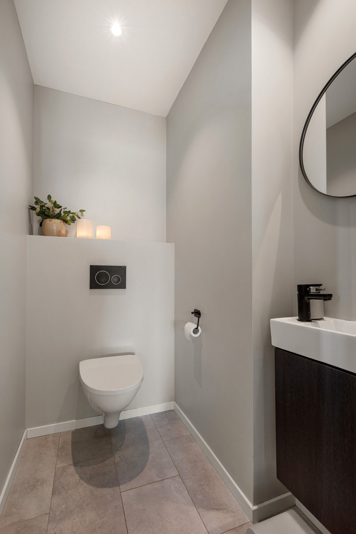 I 2. etasje finner man et praktisk toalettrom med flislagt gulv med varmekabler, vegghengt toalett og enkel innredning med servant. Galleribilde