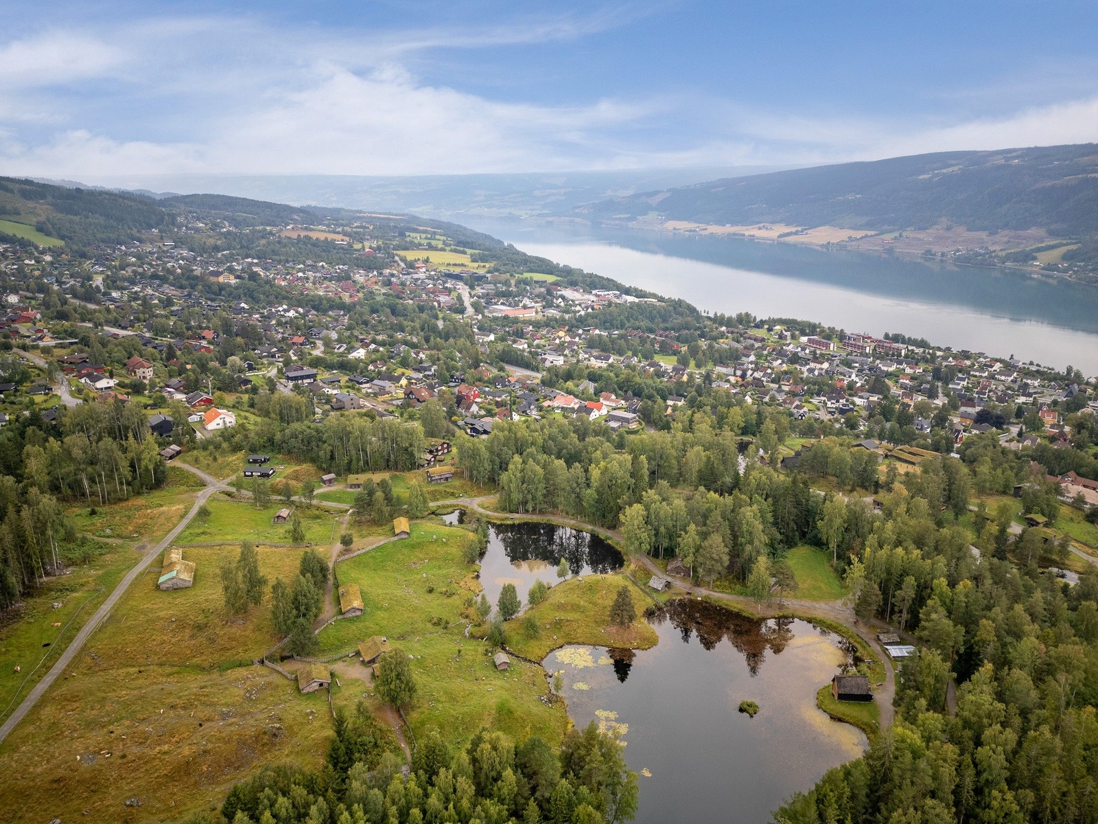 Eiendommen har en attraktiv beliggenhet rett ved idylliske Maihaugen, med umiddelbar tilgang til marka som byr på flotte tur- og rekreasjonsmuligheter både sommer og vinter. Galleribilde