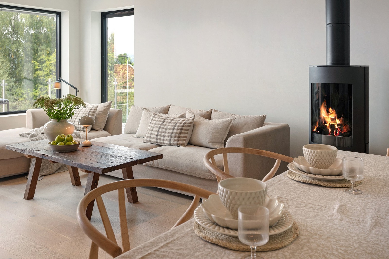 Koselig atmosfære med vedfyrt peis, naturlige materialvalg og moderne innredning. Galleribilde