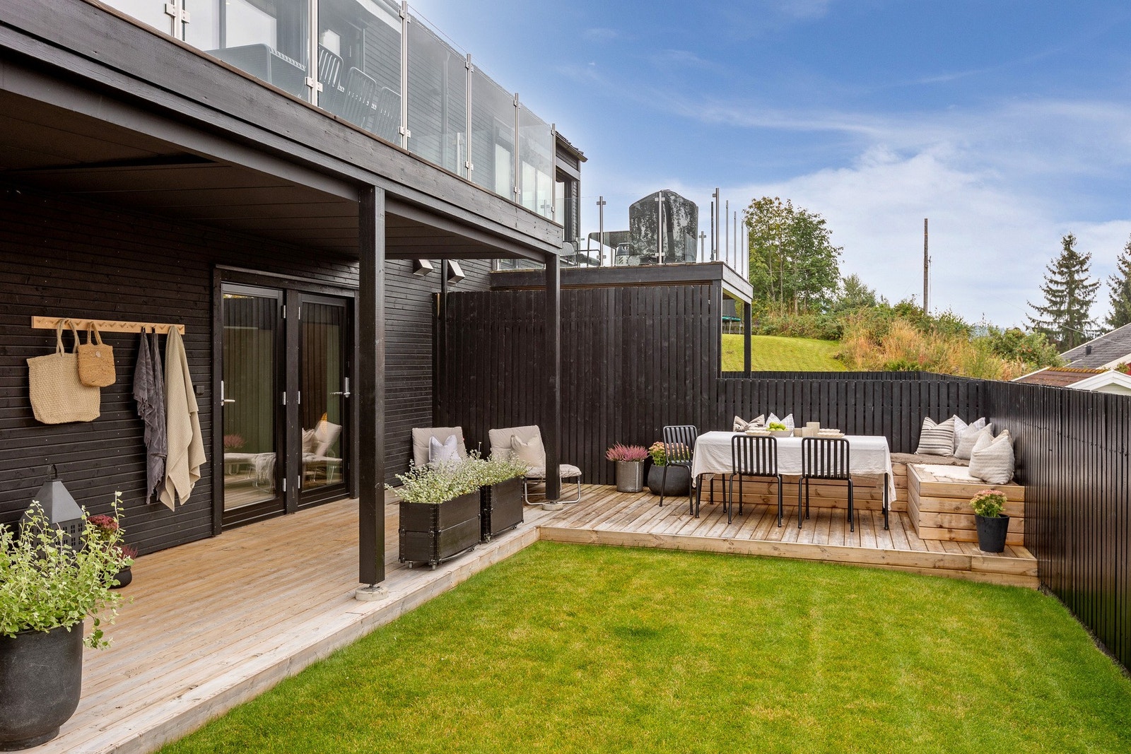 Her er det god boltreplass for liten og stor med platting og fine plenarealer. Galleribilde