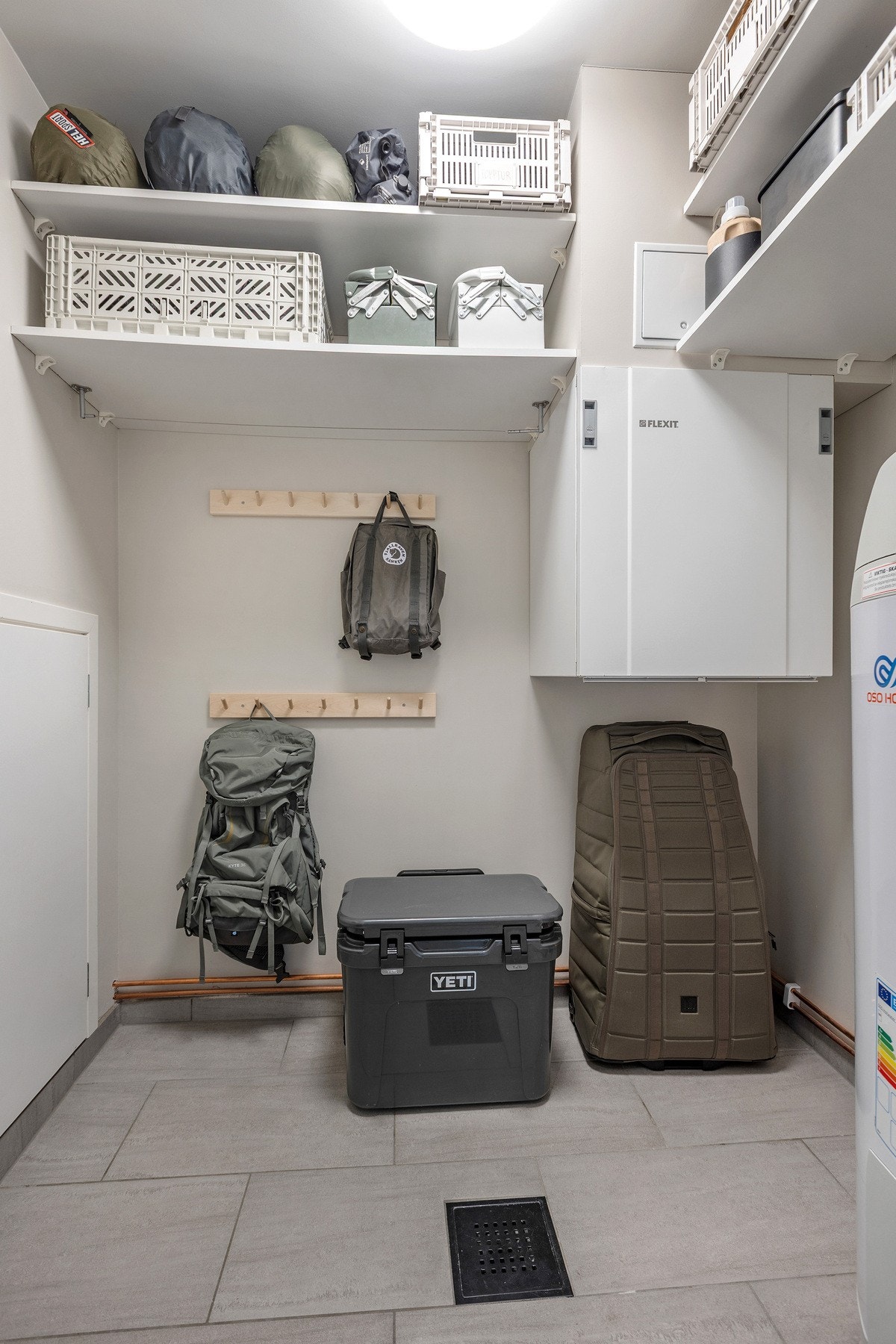 Teknisk rom i 1. etasje hvor varmtvannsbereder er plassert. Galleribilde