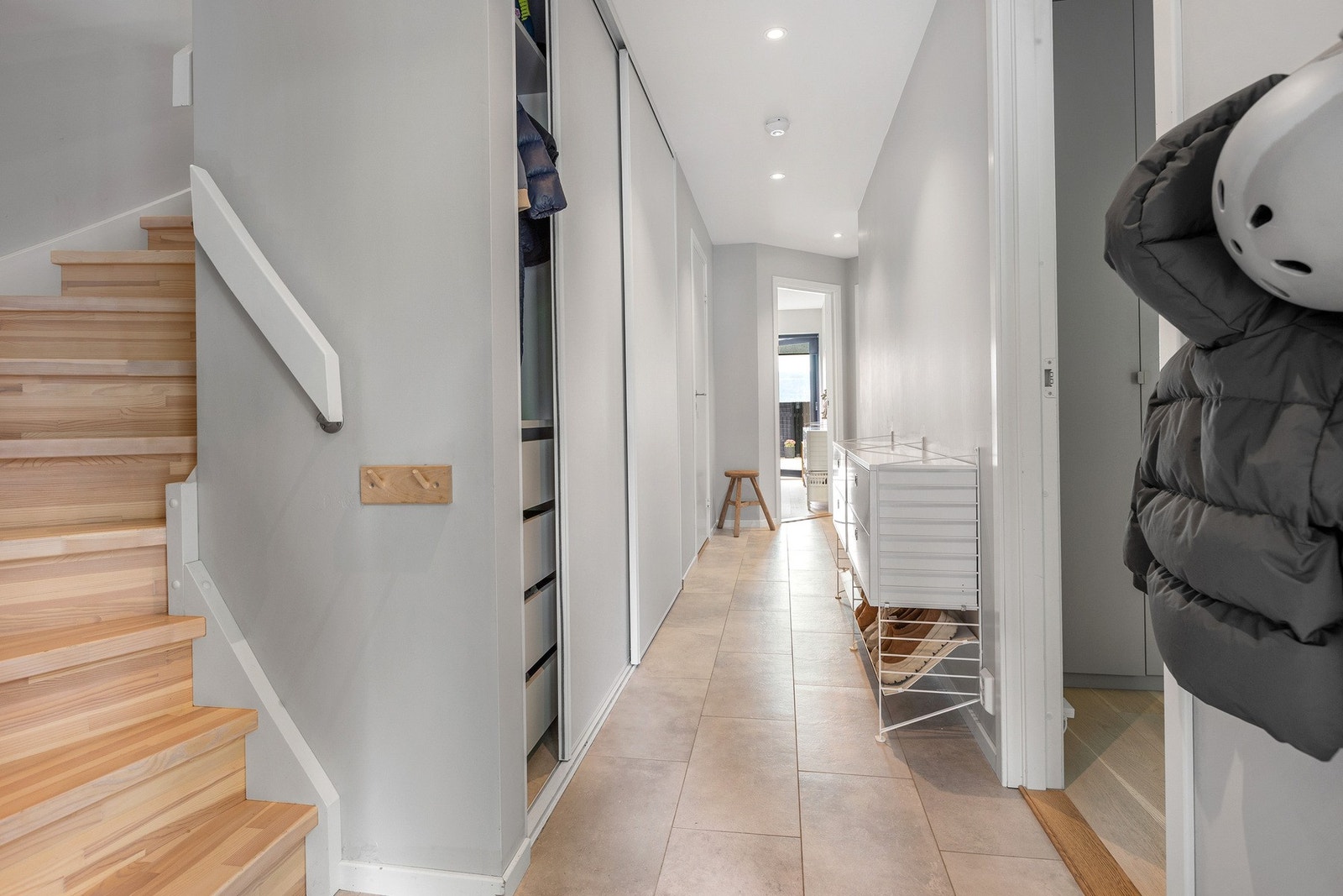 Fra gangen finner man trapp i heltre som fører opp til boligens andre etasje. Galleribilde